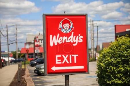 Foto de Providence, Rhode Island, EE. UU., 27 de mayo de 23: Una imagen vibrante del restaurante de comida rápida de Wendy 's, que evoca una sensación de deliciosidad, conveniencia y cultura de comida rápida estadounidense. - Imagen libre de derechos