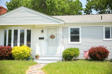 casas estadounidenses suburbanas simbolizan la comodidad, la vida familiar, la comunidad, el sueño americano, y una representación por excelencia de la vida residencial