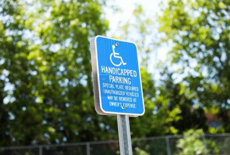 Téléchargez les photos : Le panneau Handicap représente l'accessibilité, l'inclusivité, l'égalité des droits et la considération pour les personnes handicapées - en image libre de droit