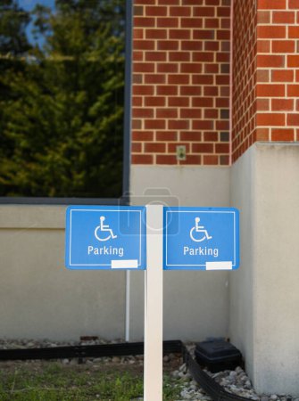 Téléchargez les photos : Le panneau Handicap représente l'accessibilité, l'inclusivité, l'égalité des droits et la considération pour les personnes handicapées - en image libre de droit