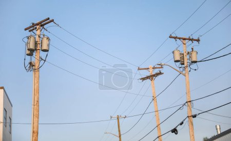 Strom- und Telekommunikationsleitungen symbolisieren Konnektivität, Kommunikation und den Energie- und Informationsfluss, der die Infrastruktur darstellt, die Stromverteilung und Telekommunikation ermöglicht.