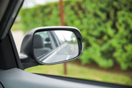 Téléchargez les photos : Miroir côté voiture : un symbole de conscience, de visibilité, de réflexion et de l'importance d'être attentif à son environnement pendant la conduite. - en image libre de droit