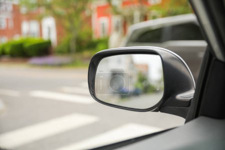 Téléchargez les photos : Miroir côté voiture : un symbole de conscience, de visibilité, de réflexion et de l'importance d'être attentif à son environnement pendant la conduite. - en image libre de droit