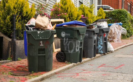 Mülltonnen symbolisieren Abfallwirtschaft, Sauberkeit, verantwortungsvolle Entsorgung und die Wichtigkeit der Aufrechterhaltung einer sauberen und hygienischen Umwelt
