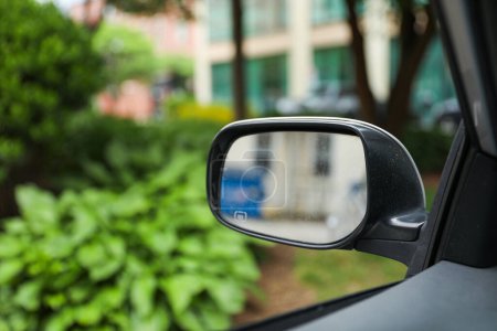 Téléchargez les photos : Un miroir de voiture reflète le voyage à venir, symbolisant l'auto-réflexion, la perspective, la conscience, et la poursuite constante du progrès - en image libre de droit