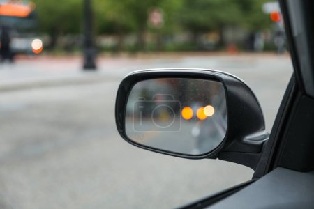 Foto de Un espejo de coche refleja el viaje por delante, simbolizando la autorreflexión, la perspectiva, la conciencia y la búsqueda constante del progreso. - Imagen libre de derechos