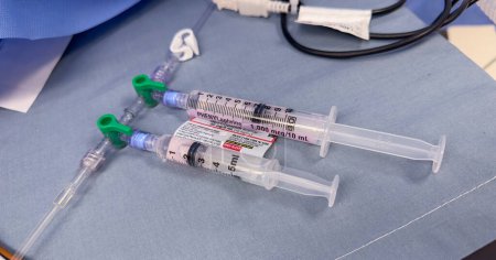 Foto de Medicamentos hospitalarios - gotas de fentanilo y propofol IV simbolizan el alivio del dolor y la sedación en los procedimientos médicos - Imagen libre de derechos