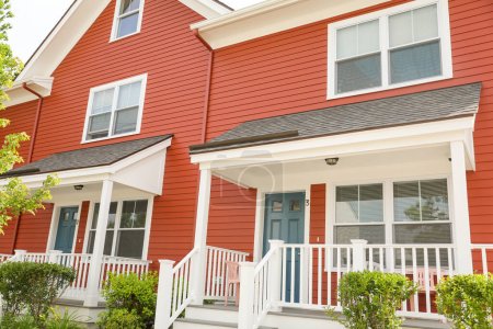 Téléchargez les photos : Vue de face de la maison en brique rouge extérieur avec brique blanche et porche brun et porte en bois. vue de face. - en image libre de droit