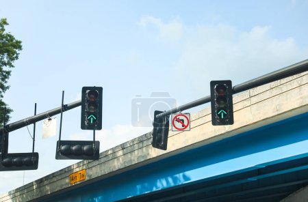 Foto de Los vibrantes semáforos de la calle iluminan el paisaje urbano, simbolizando el orden, el control, la seguridad y el flujo constante de la vida en la ciudad. - Imagen libre de derechos