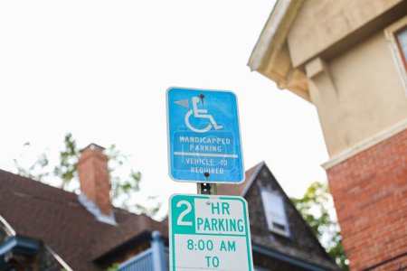Foto de Un símbolo de silla de ruedas azul y blanca en un cartel, que representa la accesibilidad y la inclusividad para las personas con discapacidad en las calles - Imagen libre de derechos