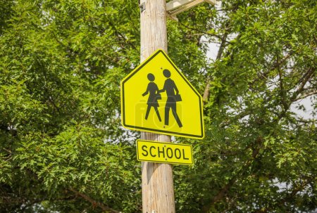 signo amarillo vibrante con una silueta de niños y peatones, que simboliza la precaución, la seguridad y la importancia de proteger las vidas de los jóvenes en la calle