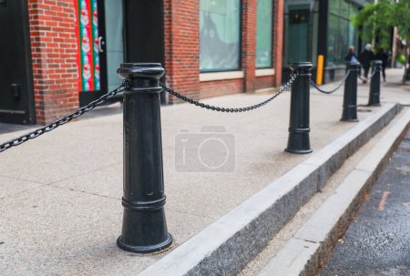 Téléchargez les photos : Une clôture métallique dans les rues symbolisant la division, le confinement et les frontières sociétales, représentant les restrictions et les barrières dans la vie urbaine - en image libre de droit