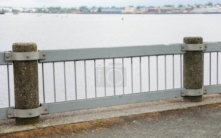 Téléchargez les photos : Une clôture métallique dans les rues symbolisant la division, le confinement et les frontières sociétales, représentant les restrictions et les barrières dans la vie urbaine - en image libre de droit