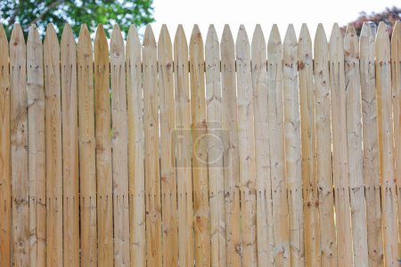 les clôtures en bois dans les rues symbolisent les frontières, la protection et le passage du temps, évoquant un sentiment de sécurité et de nostalgie
