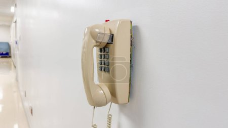 Téléchargez les photos : Le téléphone vintage incarne la nostalgie, la communication et la connexion. Son design classique représente une époque révolue de simplicité et d'interaction humaine, évoquant un sentiment de chaleur et de nostalgie pour un temps - en image libre de droit