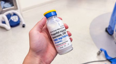 Foto de Providence, RI, EE. UU., 19 de junio de 2023, la botella de propofol se erige como un símbolo de sedación, intervención médica y anestesia, que encarna calma y vulnerabilidad - Imagen libre de derechos