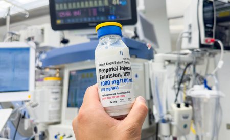 Foto de Providence, RI, EE. UU., 19 de junio de 2023, la botella de propofol se erige como un símbolo de sedación, intervención médica y anestesia, que encarna calma y vulnerabilidad - Imagen libre de derechos
