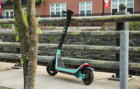 Téléchargez les photos : Providnece, ri, Etats-Unis, 19 juin 2013, parc de scooters électriques garés dans un paysage urbain, représentant la mobilité durable, la commodité urbaine, et la croissance des entreprises publiques de scooter électrique - en image libre de droit