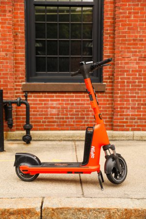 Téléchargez les photos : Providnece, ri, Etats-Unis, 19 juin 2013, parc de scooters électriques garés dans un paysage urbain, représentant la mobilité durable, la commodité urbaine, et la croissance des entreprises publiques de scooter électrique - en image libre de droit