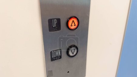 Foto de Botones y letreros de ascensor, que representan comodidad, movilidad vertical y control en la vida urbana moderna. Simboliza la eficiencia, la accesibilidad y el recorrido entre pisos - Imagen libre de derechos