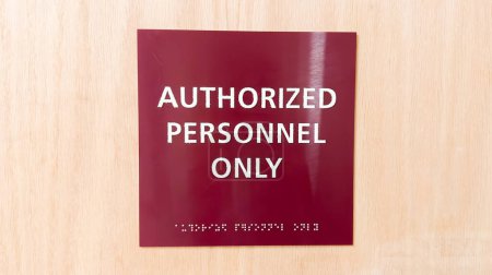 Téléchargez les photos : Le personnel autorisé seulement 'restreint l'accès, transmettant l'exclusivité, la sécurité et la confidentialité dans une zone limitée - en image libre de droit