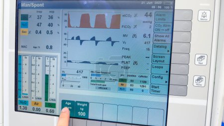 Foto de El monitor del hospital muestra signos vitales: temperatura, presión arterial, frecuencia cardíaca y oximetría de pulso. Simbolizar la salud, el bienestar y la atención médica - Imagen libre de derechos