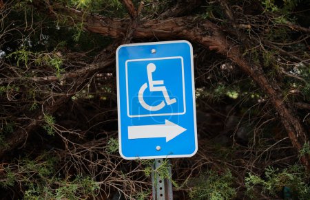 Téléchargez les photos : Gros plan d'un panneau bleu et blanc indiquant l'accessibilité, l'inclusion et les mesures d'adaptation pour les personnes handicapées - en image libre de droit