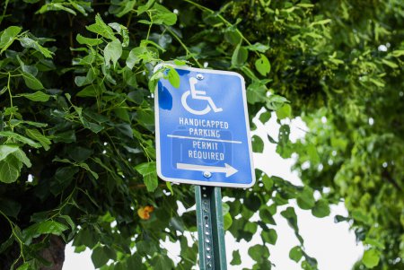 Foto de Primer plano de un signo de discapacidad azul y blanco, que simboliza la accesibilidad, la inclusividad y las adaptaciones para personas con discapacidad - Imagen libre de derechos