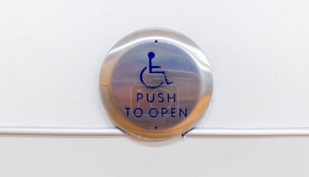 Foto de Primer plano de un signo de discapacidad azul y blanco, que simboliza la accesibilidad, la inclusividad y las adaptaciones para personas con discapacidad - Imagen libre de derechos