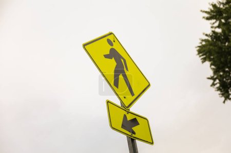 Foto de Signo peatonal amarillo vibrante que simboliza la seguridad, el estado de alerta y la importancia de los derechos de los peatones en los entornos urbanos - Imagen libre de derechos