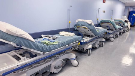 Das Krankenhausbett, Symbol der Verletzlichkeit und Hoffnung, steht für das empfindliche Gleichgewicht zwischen Leben und Tod, Heilung und Krankheit