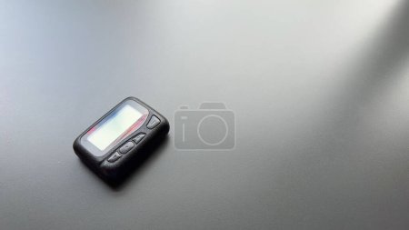 Foto de Buscapersonas dispositivo beeper descansa en un escritorio, que representa el poder de la comunicación instantánea, la conectividad, y la evolución de la tecnología - Imagen libre de derechos