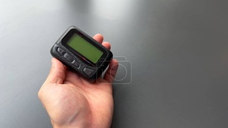 Foto de Buscapersonas dispositivo beeper descansa en un escritorio, que representa el poder de la comunicación instantánea, la conectividad, y la evolución de la tecnología - Imagen libre de derechos