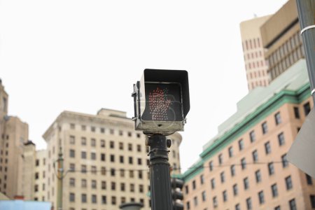 Foto de Semáforo con señales de tráfico, mostrando los colores rojo, verde y amarillo. El cartel indica la seguridad de los peatones y el flujo de la vida urbana - Imagen libre de derechos