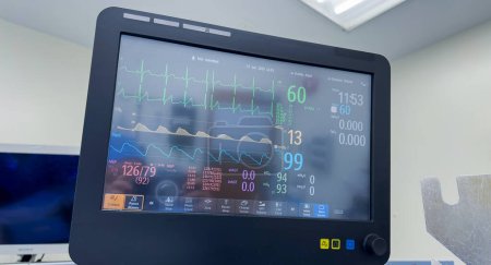 Foto de Los signos vitales médicos monitorean la visualización de métricas críticas de salud: presión arterial, pulso, temperatura, CO2 y frecuencia cardíaca, simbolizando el bienestar del paciente y el monitoreo de la atención médica. - Imagen libre de derechos