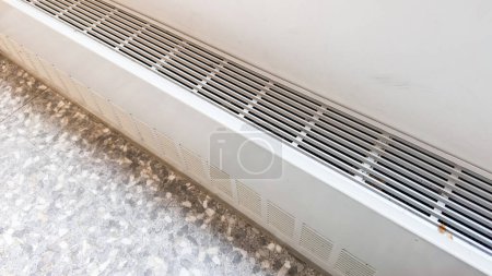 Foto de Respiraderos de aire, que simbolizan la circulación de aire fresco y la importancia de la ventilación para un ambiente sano y cómodo. Las rejillas metálicas representan la interconexión de los espacios - Imagen libre de derechos