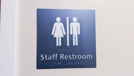 Foto de Letrero de baño que representa los iconos de género de una mujer y un hombre, simbolizando las cuestiones sociales que rodean la identidad de género y la inclusión - Imagen libre de derechos