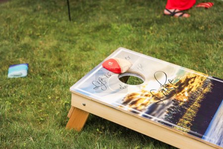 Foto de Gente jugando cornhole, un deporte americano popular, representando camaradería, ocio al aire libre, competición, y el espíritu de reuniones amistosas - Imagen libre de derechos