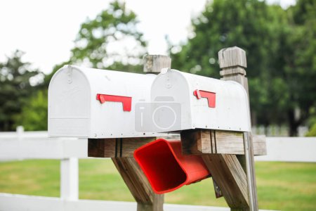 Briefkasten steht hoch vor einem grünen Hintergrund und symbolisiert Kommunikation, Verbindung und den Austausch von Gedanken und Emotionen