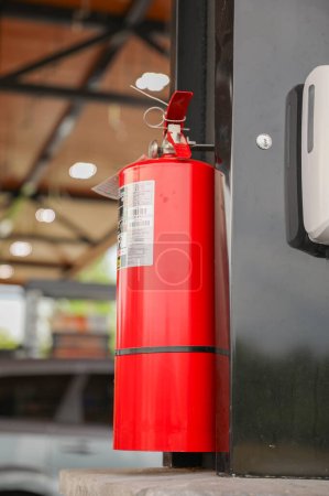 Foto de Extintor de incendios y señal, representando seguridad y preparación. Símbolo de protección contra los riesgos de incendio y respuesta de emergencia - Imagen libre de derechos