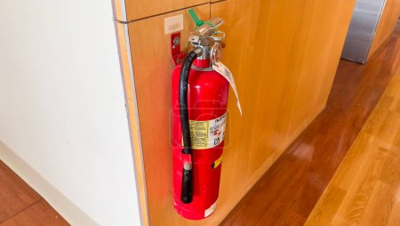 Foto de Extintor de incendios y señal, representando seguridad y preparación. Símbolo de protección contra los riesgos de incendio y respuesta de emergencia - Imagen libre de derechos