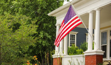Téléchargez les photos : Le drapeau américain flotte fièrement le 4 juillet, symbolisant le patriotisme et honorant les héros tombés au combat. Au milieu des défis économiques, il représente la résilience et l'unité - en image libre de droit