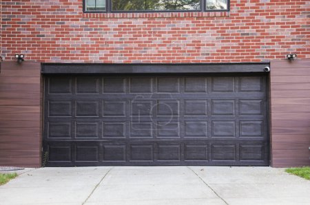Téléchargez les photos : Porte de garage et maison neuve à New York - en image libre de droit