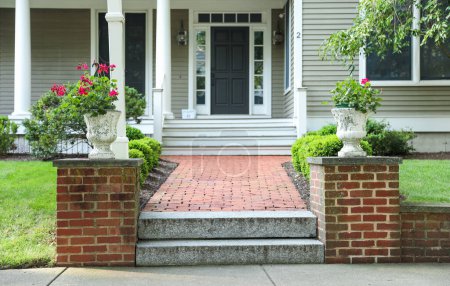 Foto de Hermoso porche de piedra blanca con flores - Imagen libre de derechos