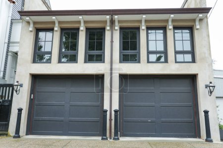Foto de Nuevo garaje moderno con puertas, ventanas, puertas y garaje - Imagen libre de derechos