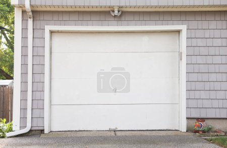 Téléchargez les photos : Devant un garage - en image libre de droit