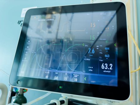 Téléchargez les photos : Dispositifs médicaux modernes dans une salle d'opération pour un examen d'un patient. - en image libre de droit