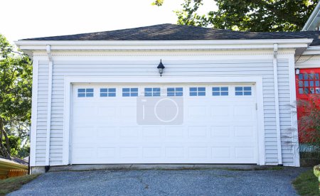 Téléchargez les photos : Garage feu rouge avec porte en brique blanche et garage - en image libre de droit