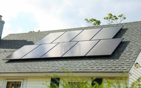 Foto de Techo de la casa con sistema fotovoltaico y paneles solares. - Imagen libre de derechos