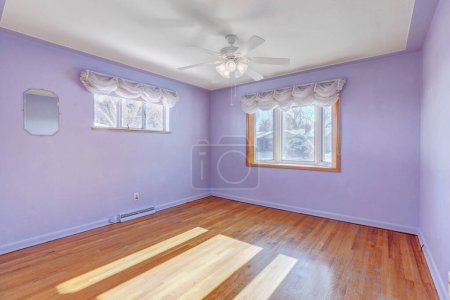 Foto de Habitación vacía con paredes púrpuras. Diseño de interiores. renderizado 3d - Imagen libre de derechos